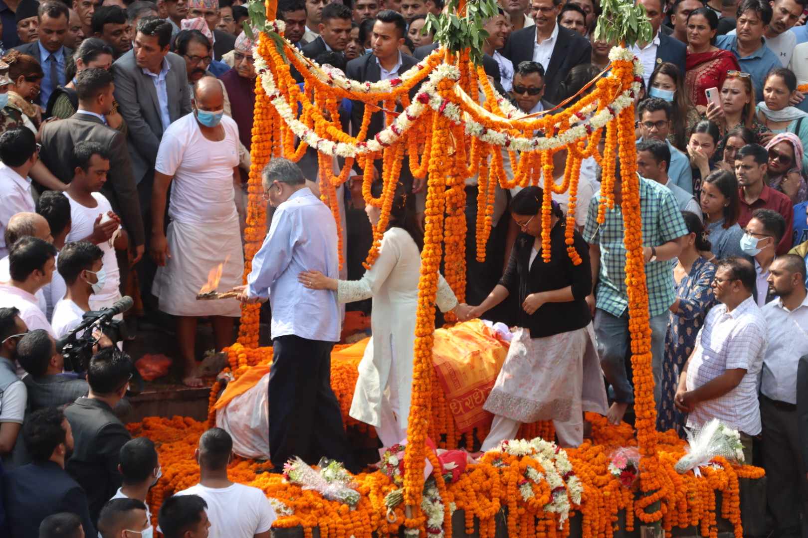 राजकीय सम्मानसहित सीता दाहालको अन्त्येष्टि, प्रचण्डसहित दुई छोरीले दिए दागबत्ती