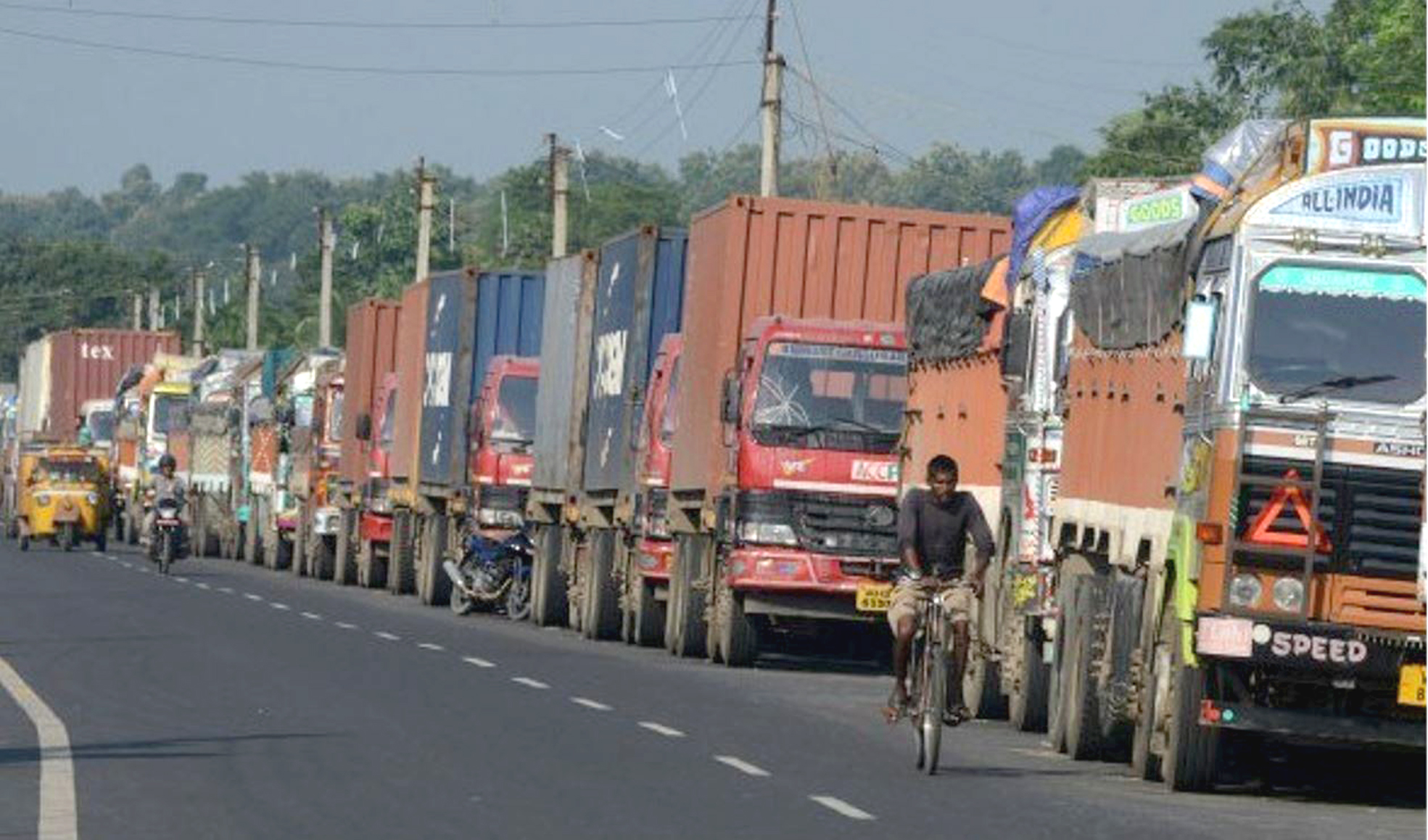 पूर्वीनाकाबाट मात्रै गत आवमा छ अर्ब ३० करोड रुपैयाँ बराबरको तरकारी र फलफूल आयात