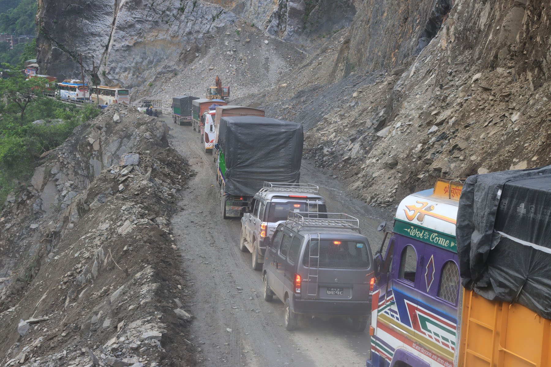 मुग्लिनको पहिरोमा अलपत्र यात्रुलाई खाजा र पानी वितरण