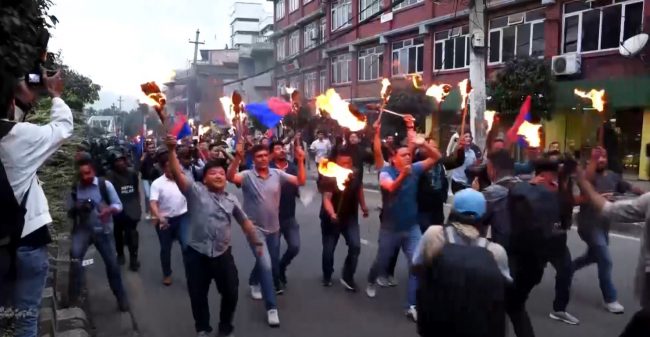 सुन तस्करी प्रकरणमा गृहमन्त्रीको राजीनामा माग्दै युवा संघको मसाल जुलुस (फोटोफिचर)