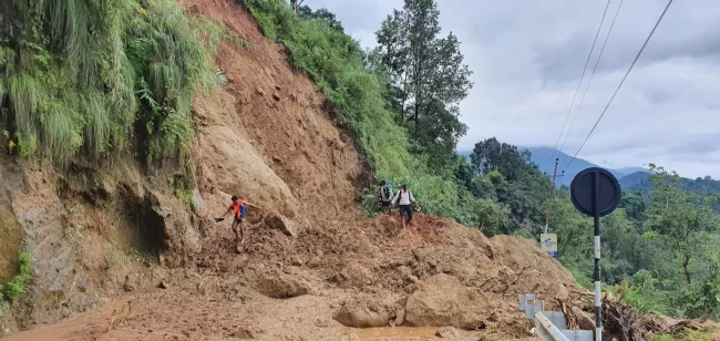 पहिरो पन्छाउन नसक्दा पाँच दिनदेखि यातायात ठप्प