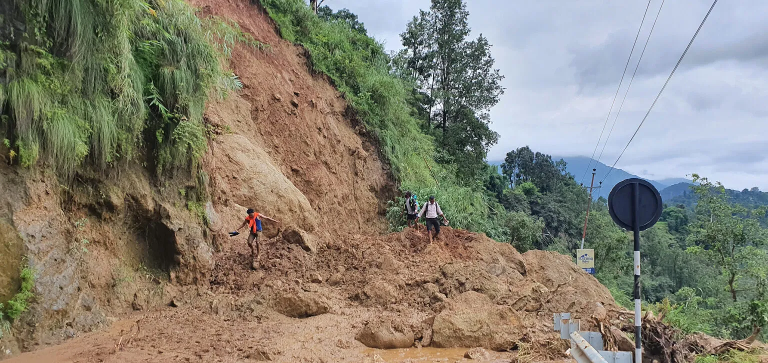 पहिरो पन्छाउन नसक्दा पाँच दिनदेखि यातायात ठप्प