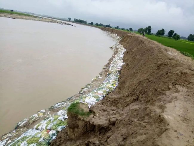 बलान नदीको बाँध भत्किँदा सयौं घर डुबानमा