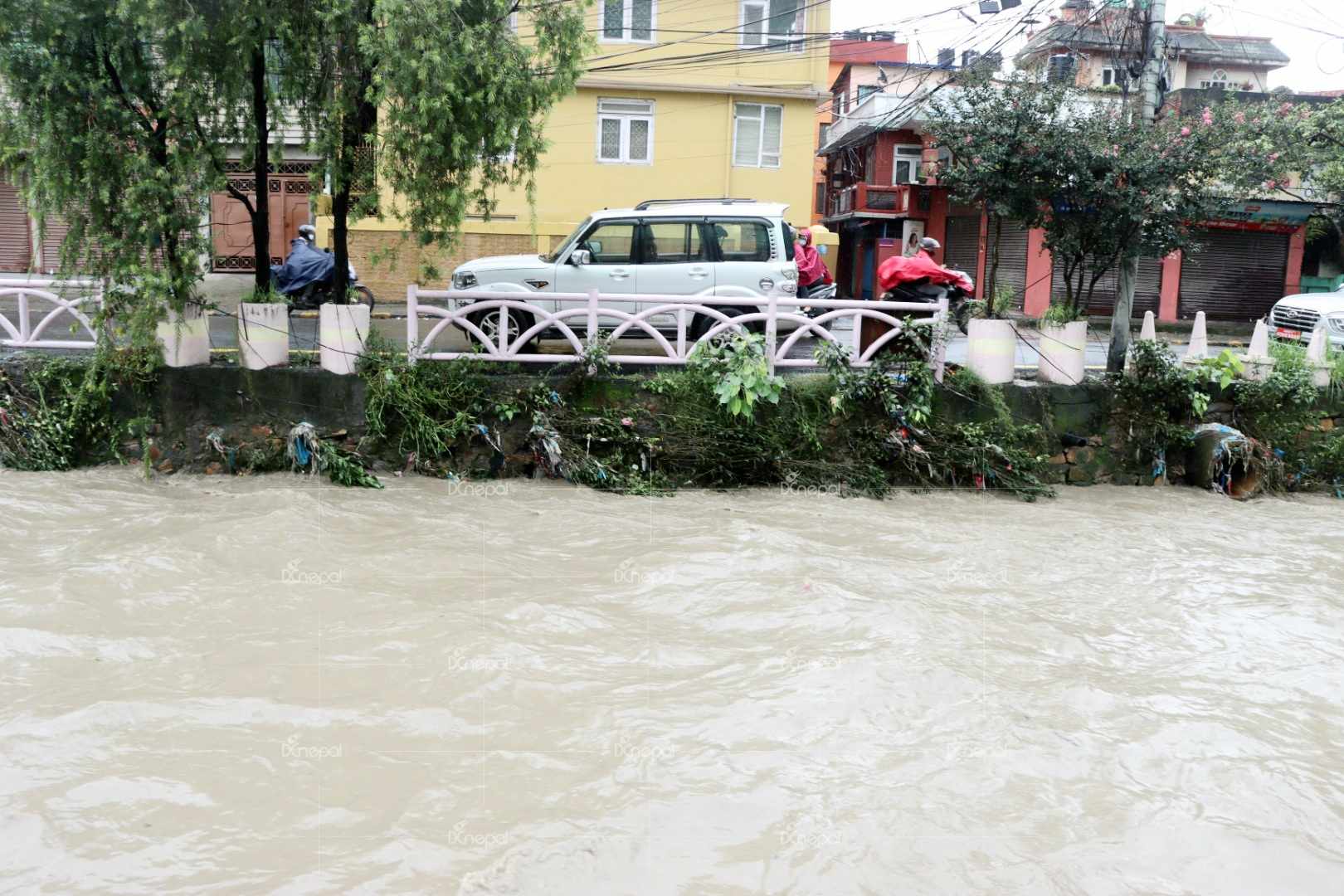 काठमाडौंमा भारी वर्षा : नदी किनारका बस्ती जाेखिममा (फाेटाेफिचर)