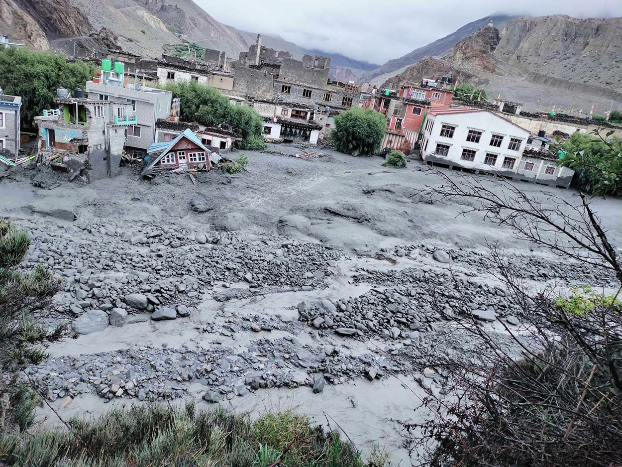 स्थानीय भन्दछन्, ‘ज्यान त बच्यो, हेर्दा हेर्दै घरबारविहीन भयौं’