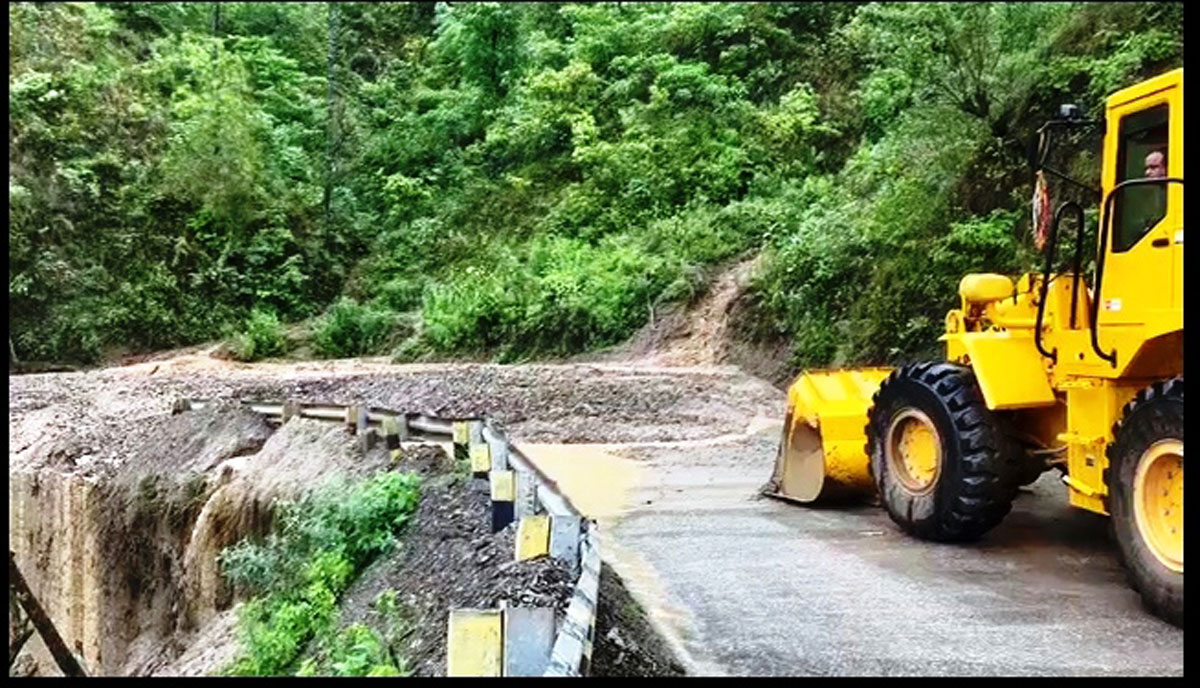 अवरुद्ध मध्यपहाडी लोकमार्ग एकतर्फी खुल्यो, कोरिडोर अझै ठप्प