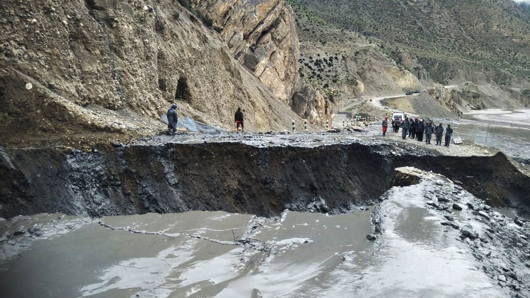 दाउन्नेमा सडक भासिएपछि मर्मतका लागि यातायात सञ्चालनमा रोक