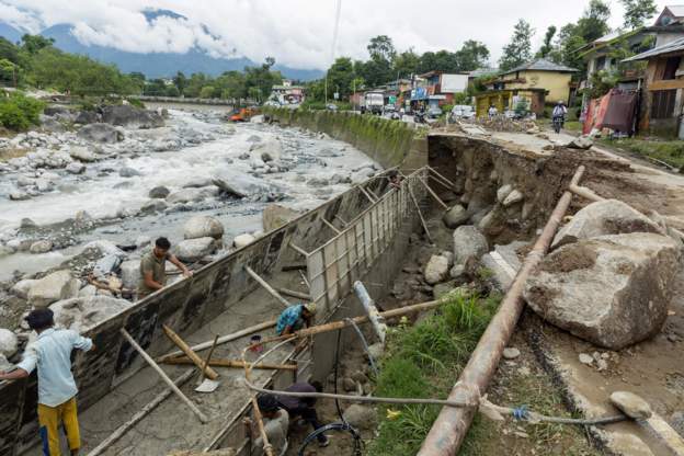 बादल फुटेर एक्कासी बाढी आउँदा सातको मृत्यु, धेरै फसे