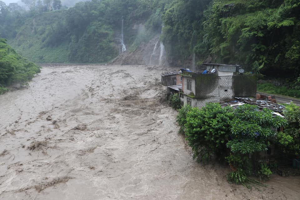 इन्द्रावतीमा पानीको वहाब बढेपछि हेलम्बु राजमार्ग अवरुद्ध