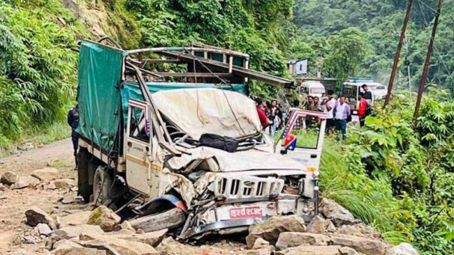 सिद्धबाबा क्षेत्रमा गुडिरहेको जीपमाथि पहिरो खस्दा तीनजना घाइते