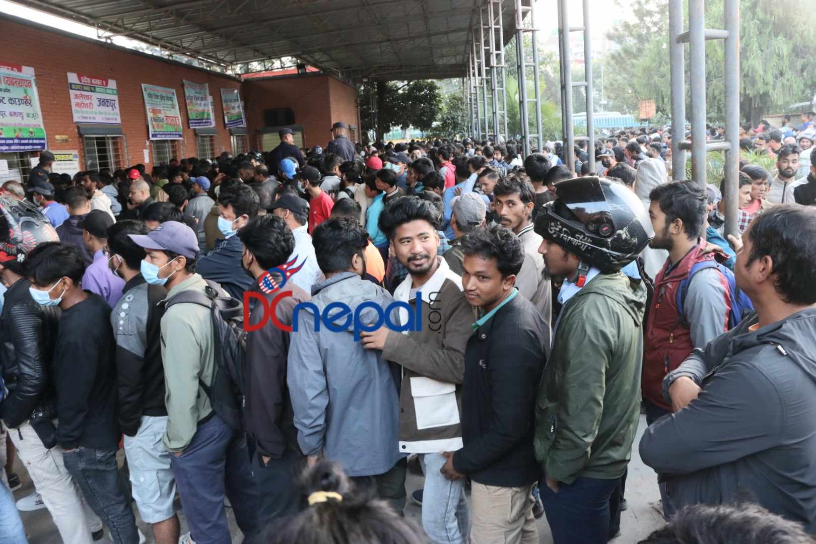 नयाँबसपार्कमा घर फर्किने यात्रुको भीड