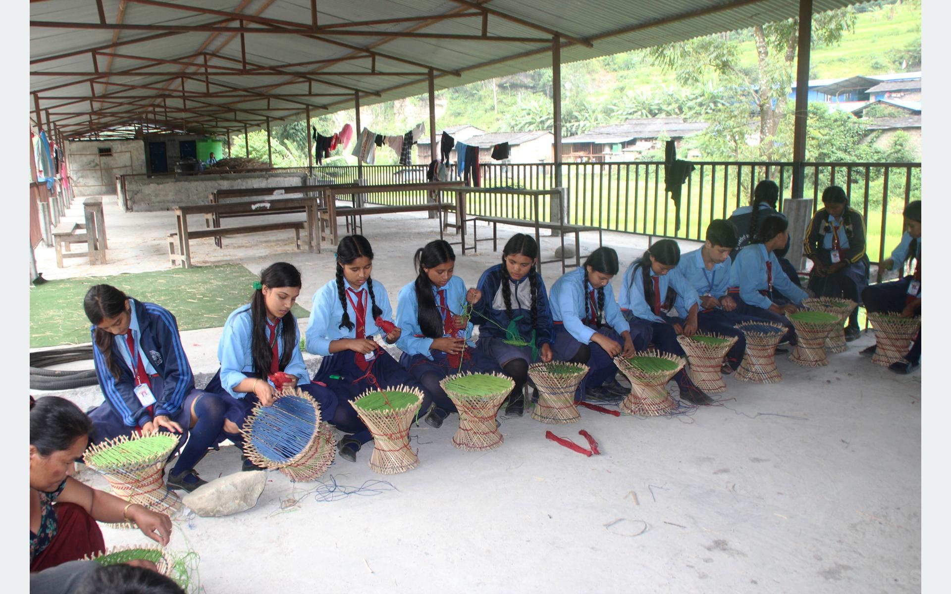 धवलागिरि माविमा पढ्दै सिक्दै कार्यक्रमः मुढा बुन्ने सीप सिक्दै विद्यार्थी