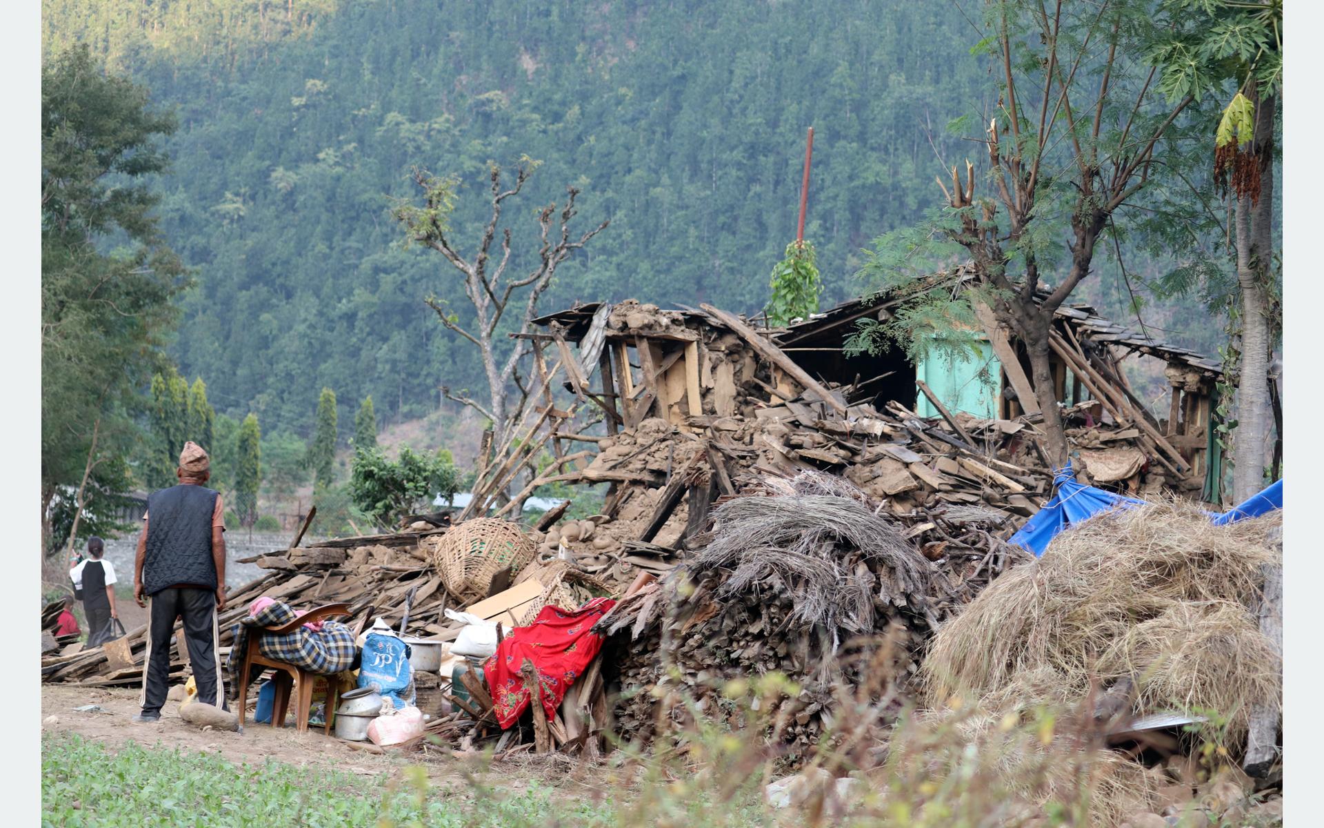 भूकम्प पीडित भन्छन्- मिडियामा राहत व्यापक आयो भन्ने छ, तर यहाँ केही पुगेको छैन