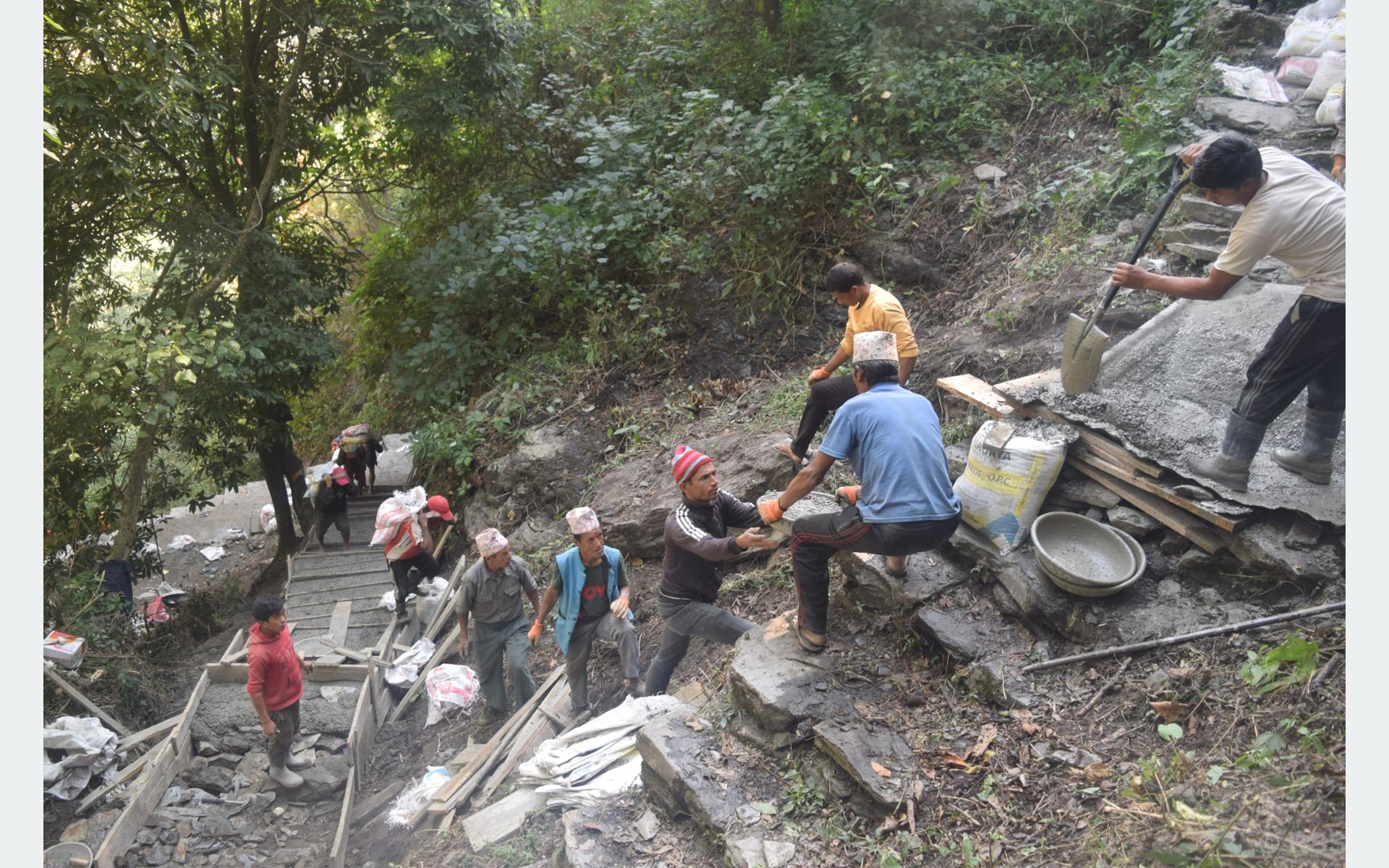 म्याग्दीमा श्रमदान र सहयोग जुटाएर पक्की पदमार्ग निर्माण