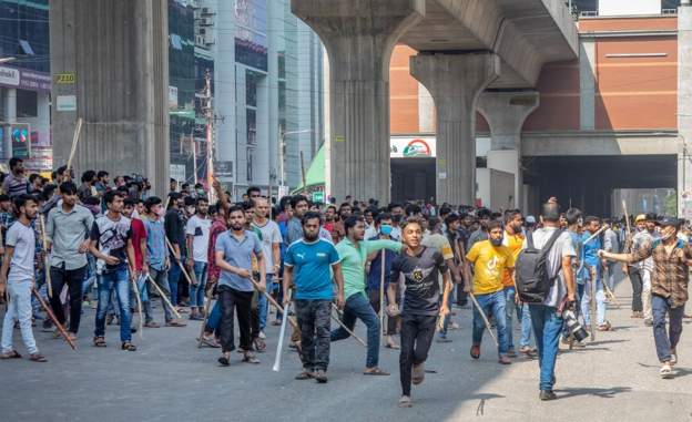 बंगलादेशमा कपडा मजदुरहरूको हडताल, हिंसामा दुई जनाको मृत्यु