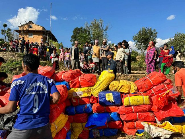 उपप्रधानमन्त्री खड्का राहत सामग्रीसहित जाजरकोटमा