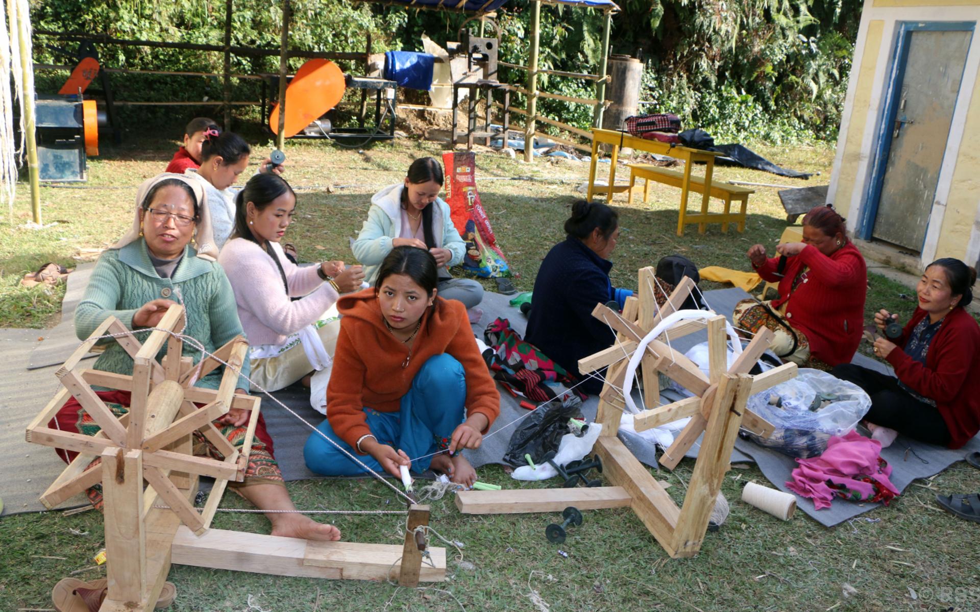 ग्रामीण क्षेत्रका महिलाको आम्दानीको स्रोत बन्दै अल्लो, कपडा उत्पादनबाट मासिक ३० हजार आम्दानी