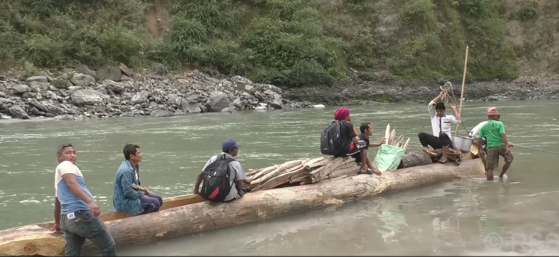 मोटरेवल पुल निर्माण भएसँगै डुंगा विस्थापित, संरक्षणमा जुटे रामेछापका माझी