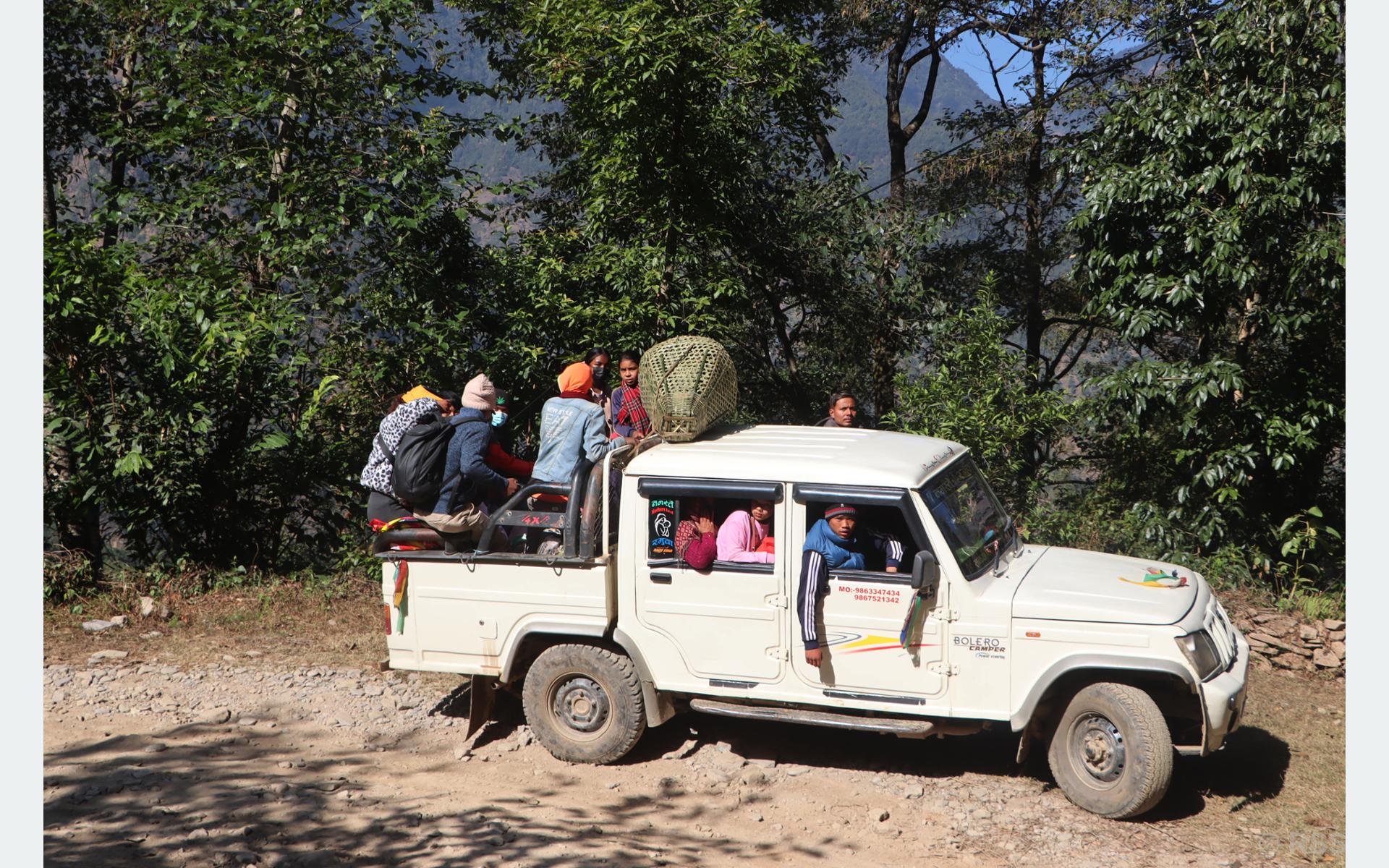 दुर्गम गाउँका नागरिकको कष्टकर यात्रा, सीमित सवारी साधन चल्ने हुँदा जोखिम मोल्न बाध्य