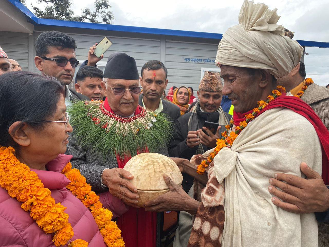 अध्यक्ष ओलीलाई राउटे मुखिया शाहीद्वारा कोसी उपहार