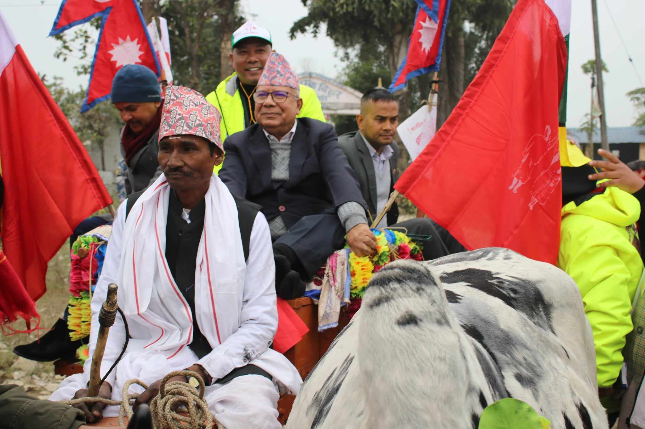 माधवकुमार नेपाल बयल गाडा चढेपछि… (फाेटाेफिचर)