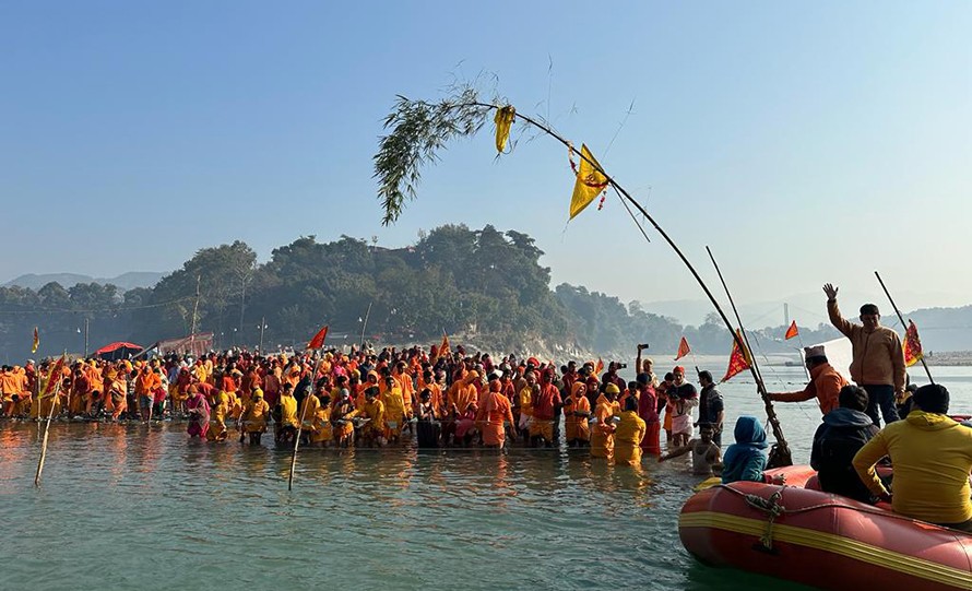 देवघाटमा स्नान गर्न भक्तजनको घुइँचो