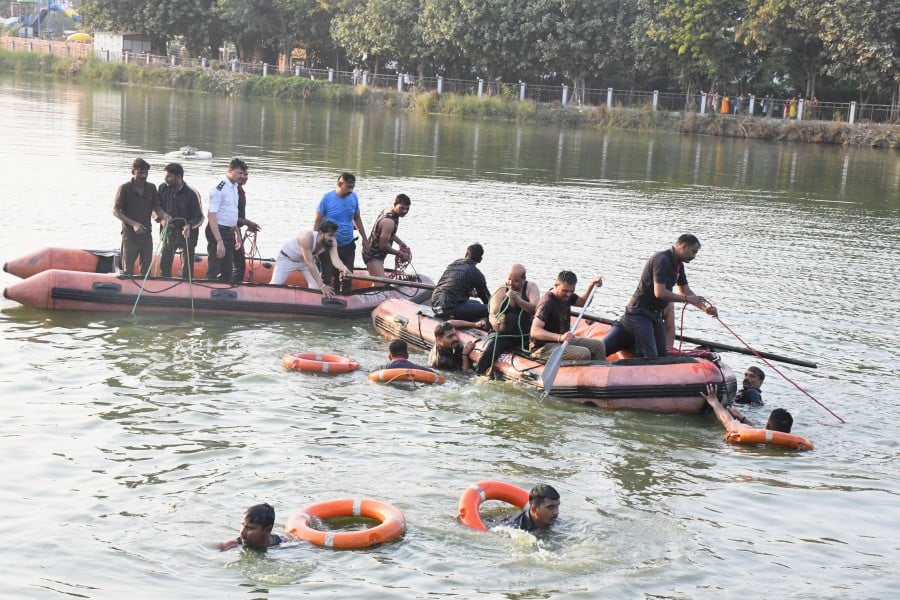 भारतको गुजरातमा डुंगा दुर्घटना हुँदा १२ विद्यार्थीसहित १४ जनाको मृत्यु