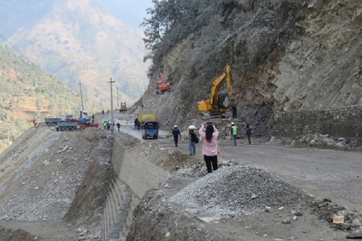 नारायणगढ-मुग्लिन सडकको भित्तो काट्ने काम अन्तिम चरणमा