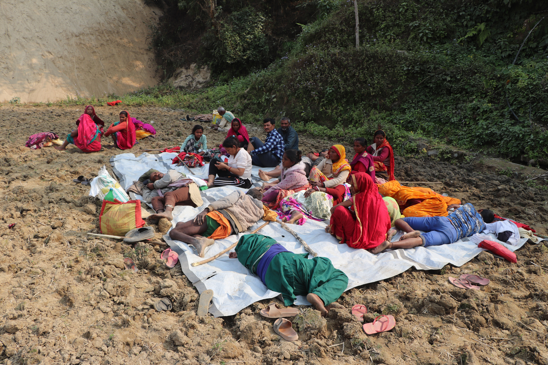 खेतको गरामा त्रिपालमै बास