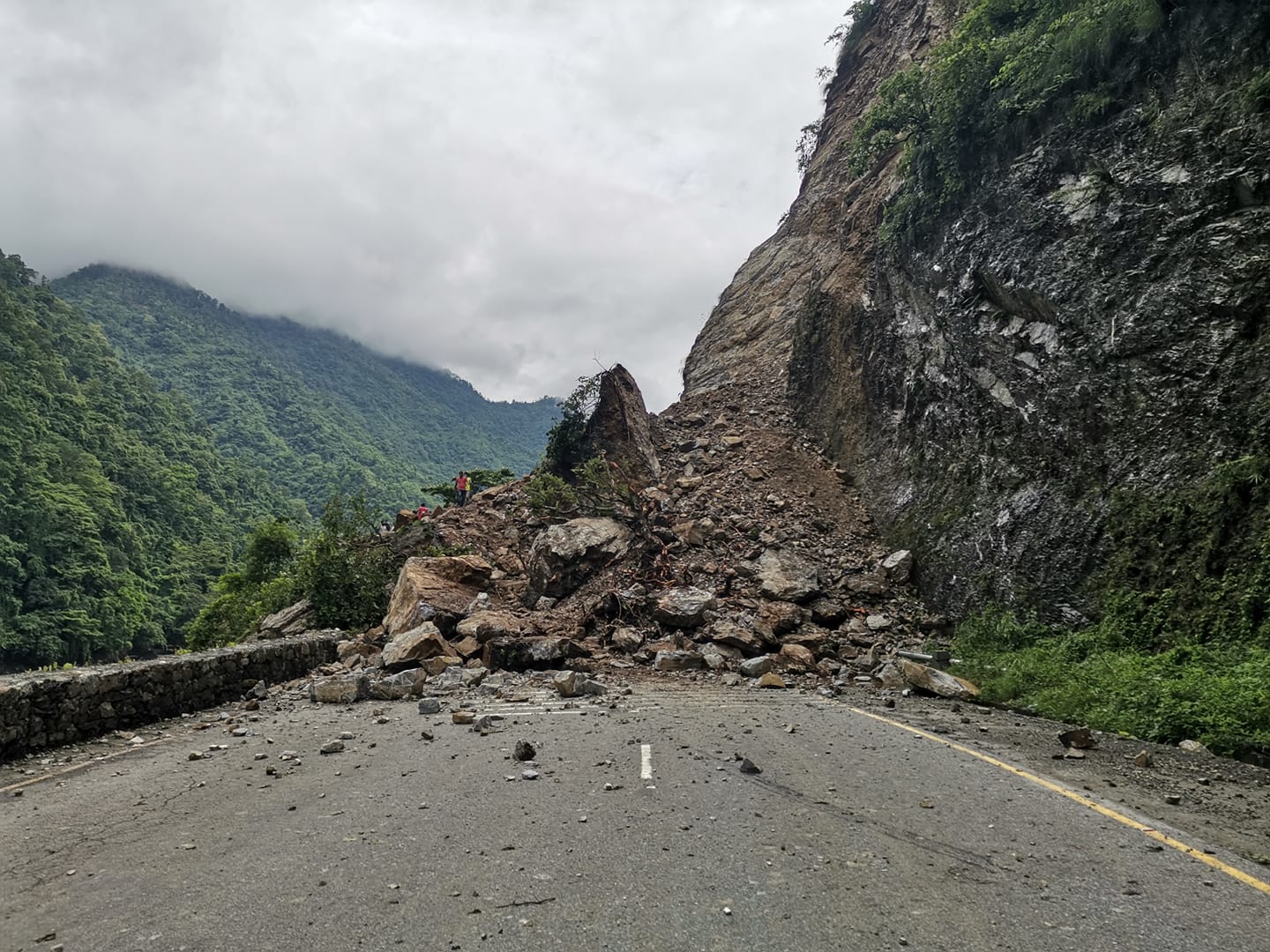 देशभरका नौ सडकखण्ड अवरुद्ध, एक सय ५९ एकतर्फी सञ्चालनमा