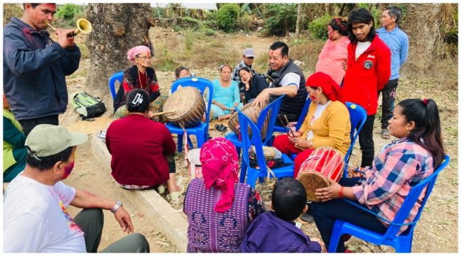 नौमती बाजा बजाउन तालिम लिँदै बागलुङका आमाहरू