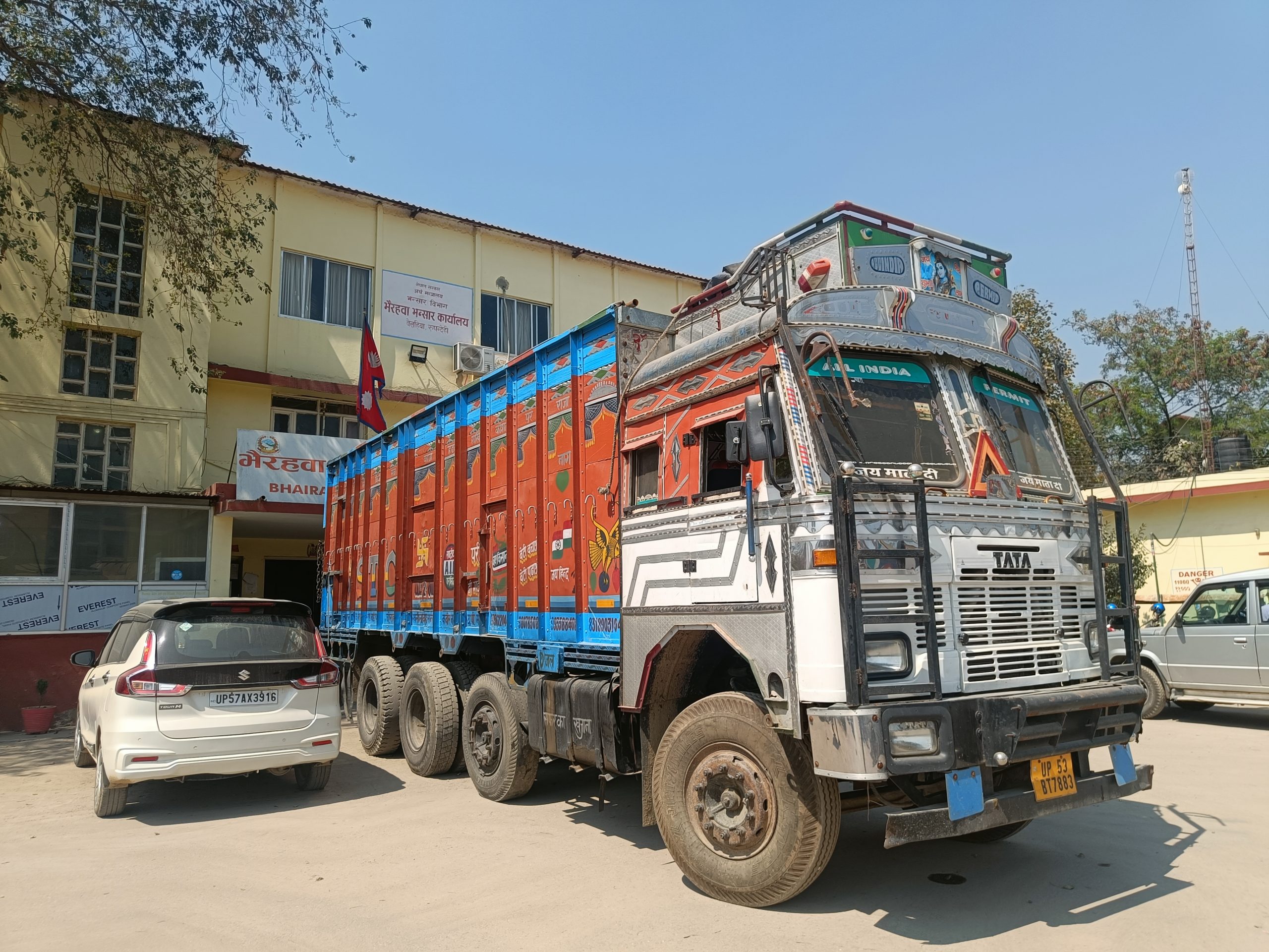 खाली ट्रकको नाममा तस्करी: भन्सार प्रमुख नहुँदा दोस्रो पटक समातियो बहुराष्ट्रिय कम्पनीको सामान