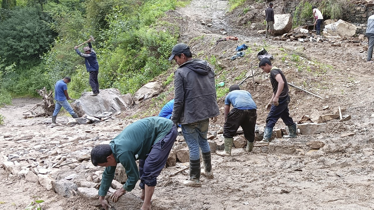 उदयपुरमा तीन महिना श्रमदान गरेर बाटो निर्माण