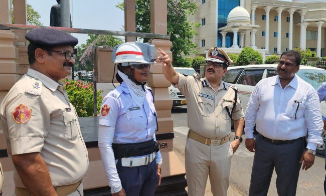 भारतीय ट्राफिक प्रहरीलाई वातानुकूलित हेल्मेट