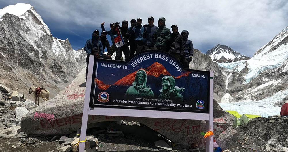 नेपाली सेनाको सफा हिमाल अभियान टोली सगरमाथाको आधार शिविर पुग्यो