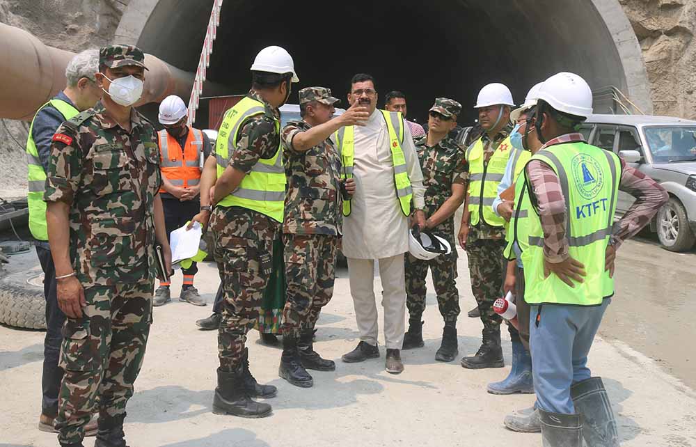 रक्षामन्त्रीद्वारा निर्माणाधीन द्रुतमार्ग निरीक्षण