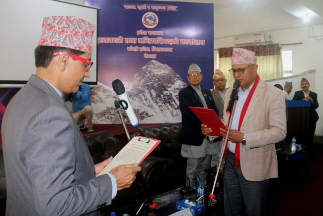 प्रदेश योजना आयोगका उपाध्यक्षलाई मुख्यमन्त्री कार्कीद्वारा शपथ ग्रहण