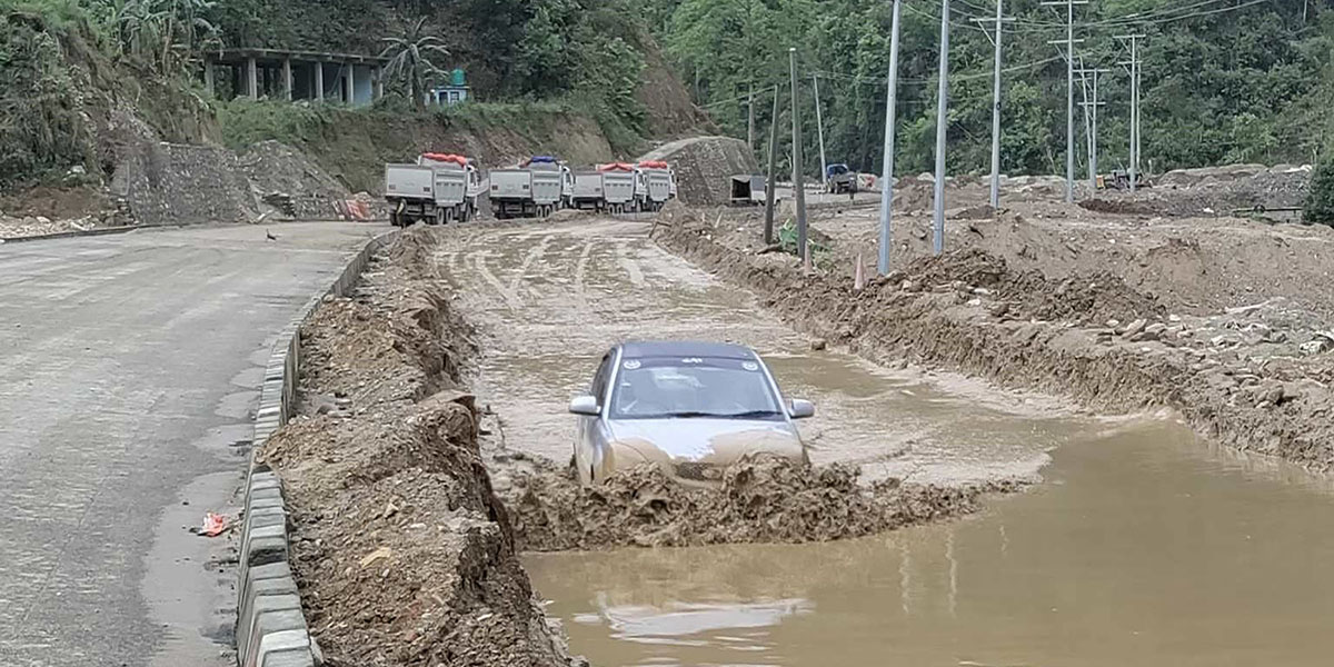 वर्षाका कारण मुग्लिन-पोखरा सडक आवागमनमा सास्ती