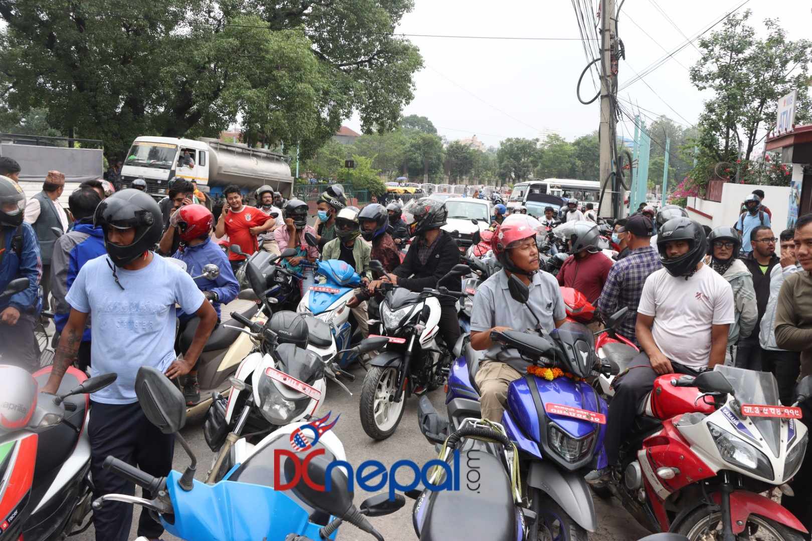 काठमाडौंमा निजी पेट्रोल पम्प बन्द, सरकारीमा भीड