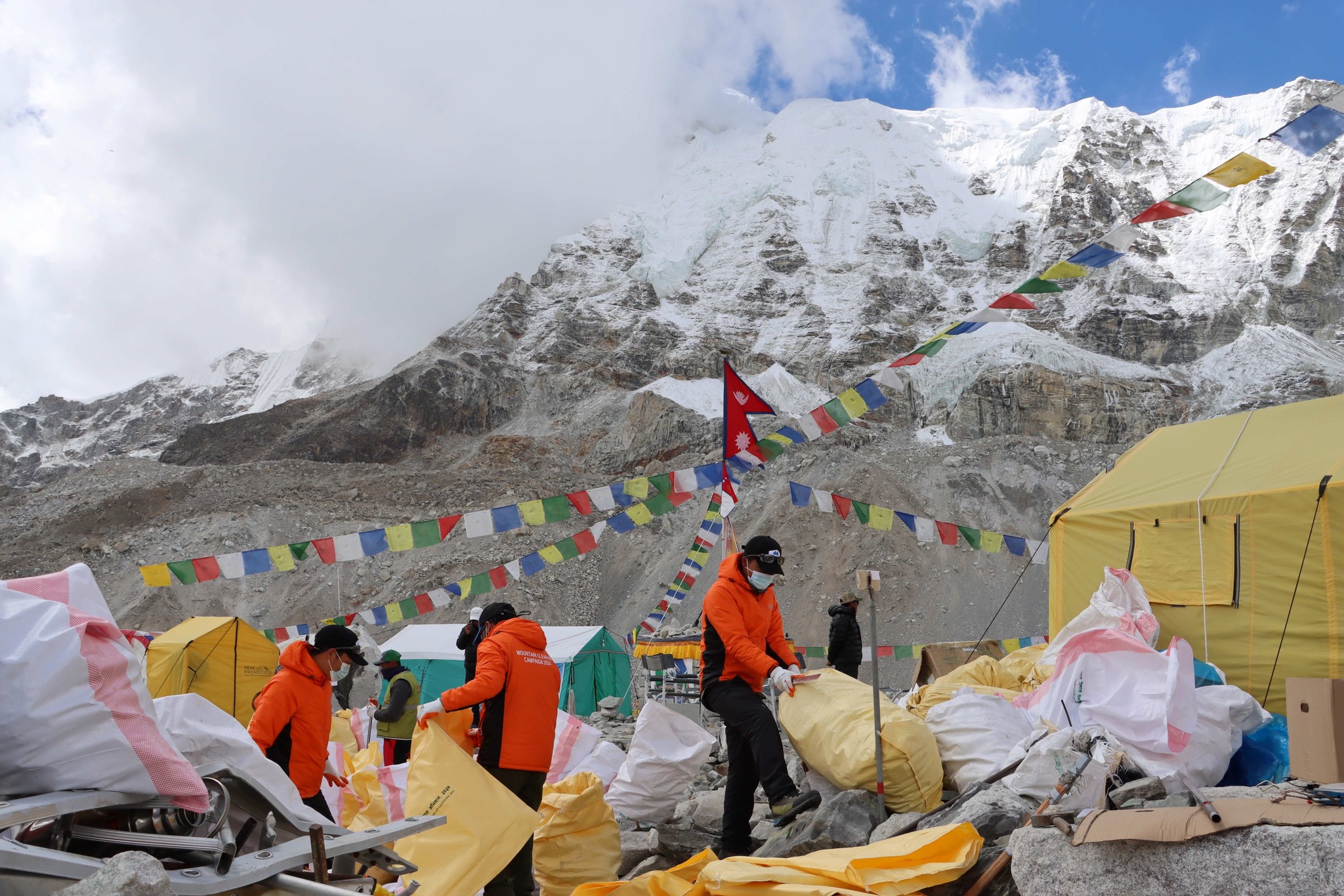 सफा हिमाल अभियान: पाँच वर्षमा एक सय आठ मेट्रिकटन फोहर र १२ शव झिकियो