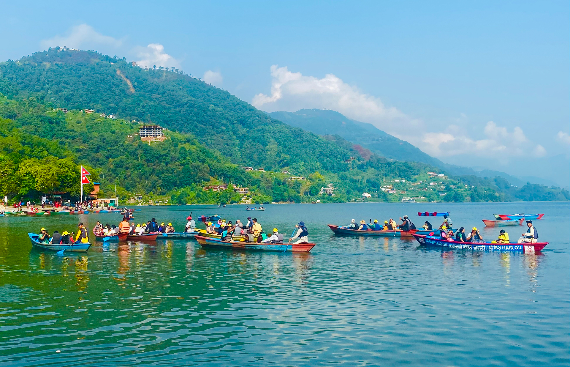 फेवातालमा डुङ्गा सयर गर्दै पर्यटक