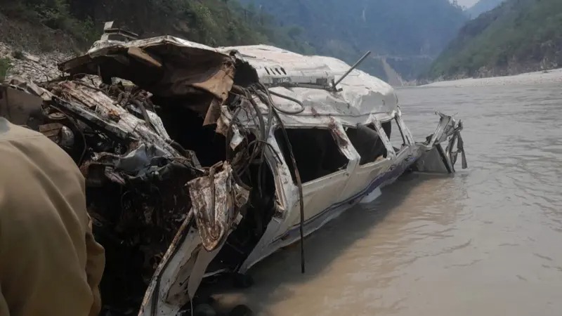 उत्तराखण्डको अलकनंदा नदीमा पर्यटक बोकेको गाडी खस्दा १४ जनाको मृत्यु