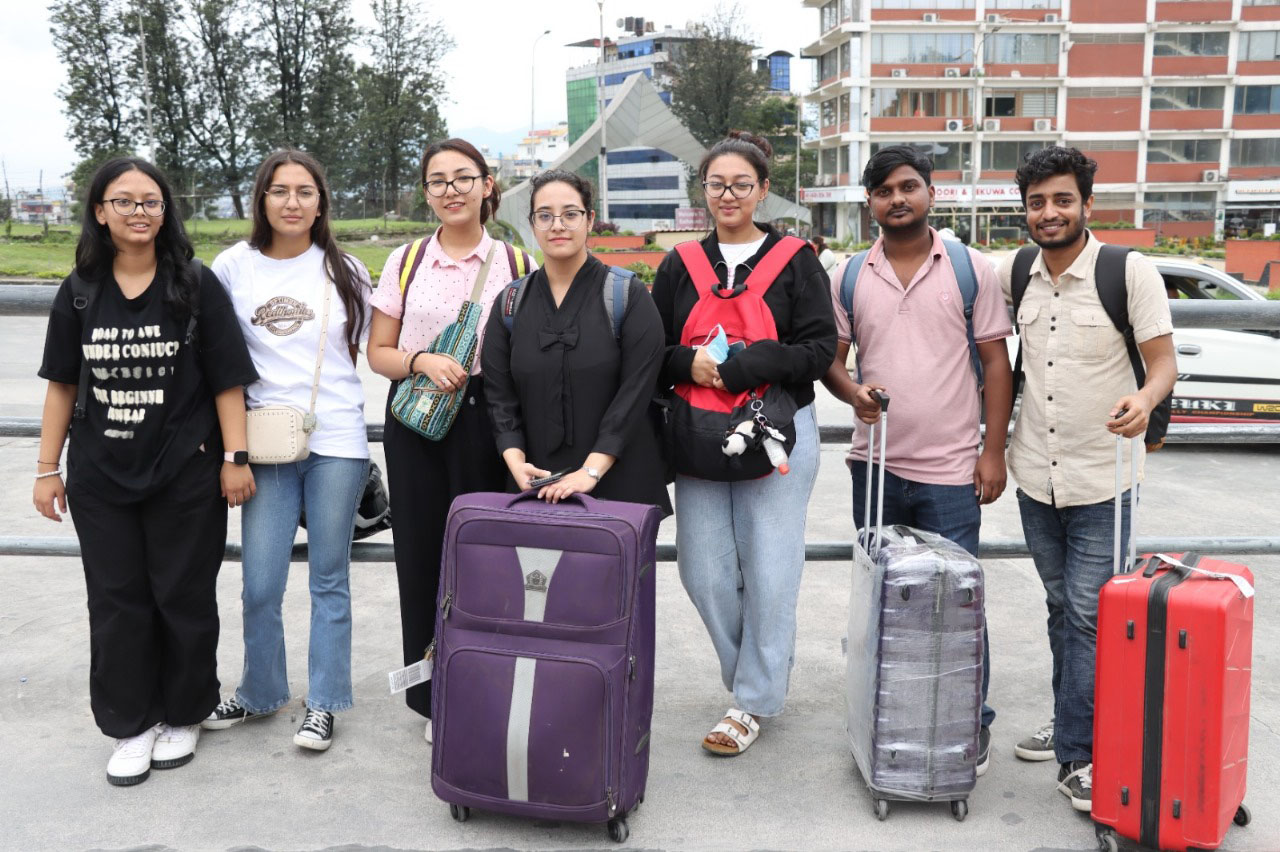 बंगलादेशबाट काठमाडौं फर्किए नेपाली विद्यार्थी
