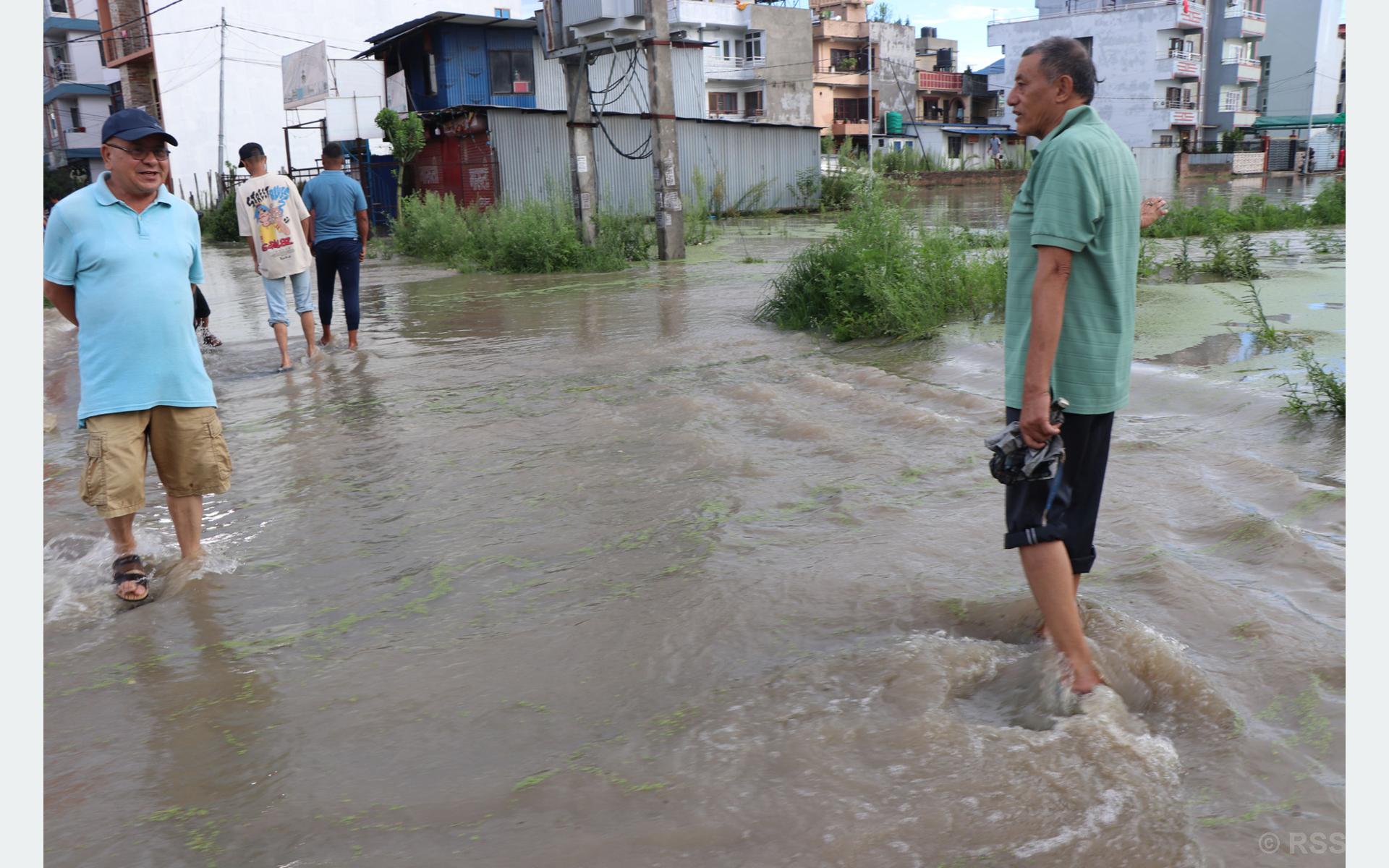 हनुमन्तेमा बाढीः मध्यरातदेखि नै भक्तपुरका विभिन्न स्थान प्रभावित, लाखौंको क्षति