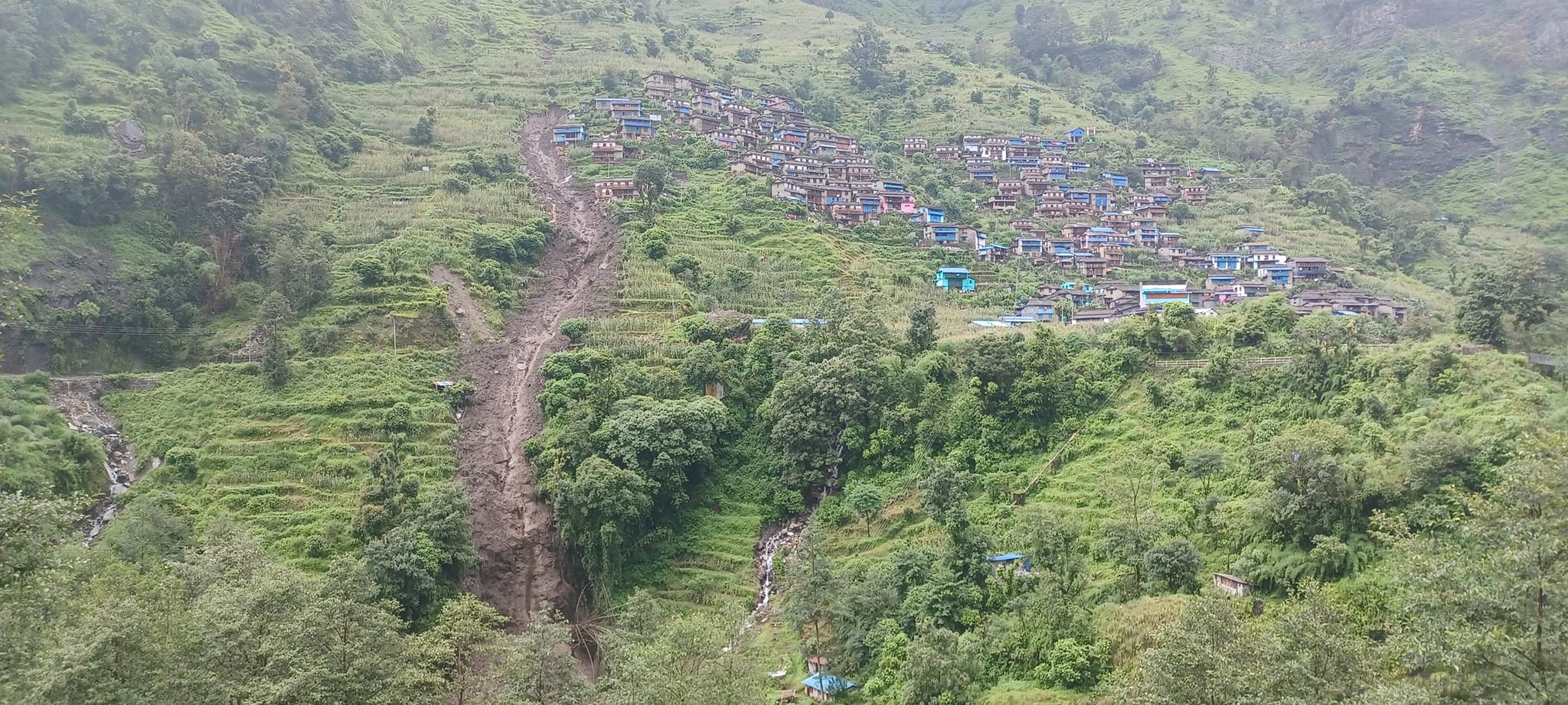 म्याग्दीमा  पहिरोले चार घर, सामुदायिक भवन र गोठ पुरिए