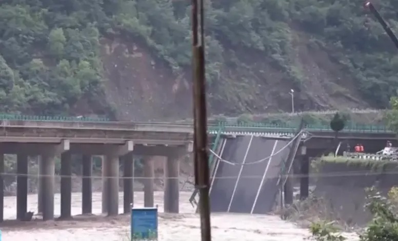 चीनमा बाढीका कारण पुल भत्किँदा कम्तीमा ११ जनाको मृत्यु, ३० जना बेपत्ता