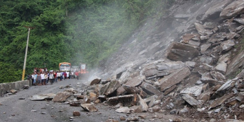 पहिरोले पृथ्वी राजमार्ग अवरुद्ध