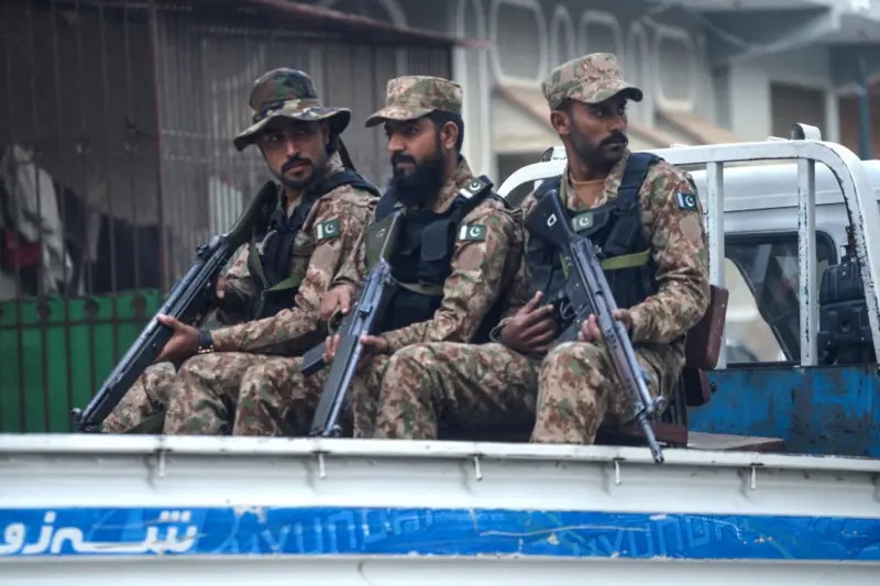 पाकिस्तानको सैनिक शिविरमा भएको आक्रमणमा आठ सैनिक र १० अतिवादी मारिए