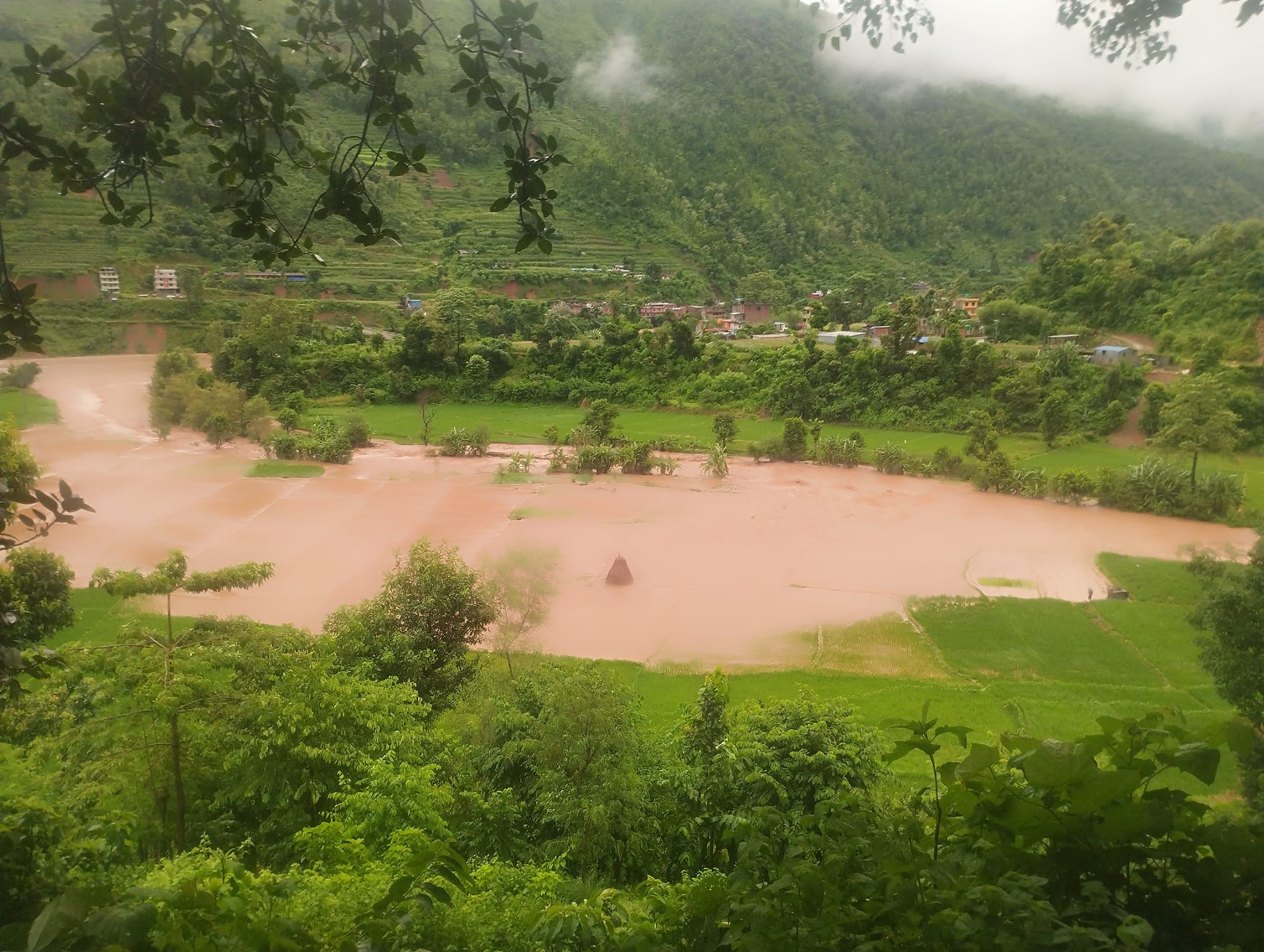 बाढी र पहिरोले खोटाङमा २७ घर पुरिए