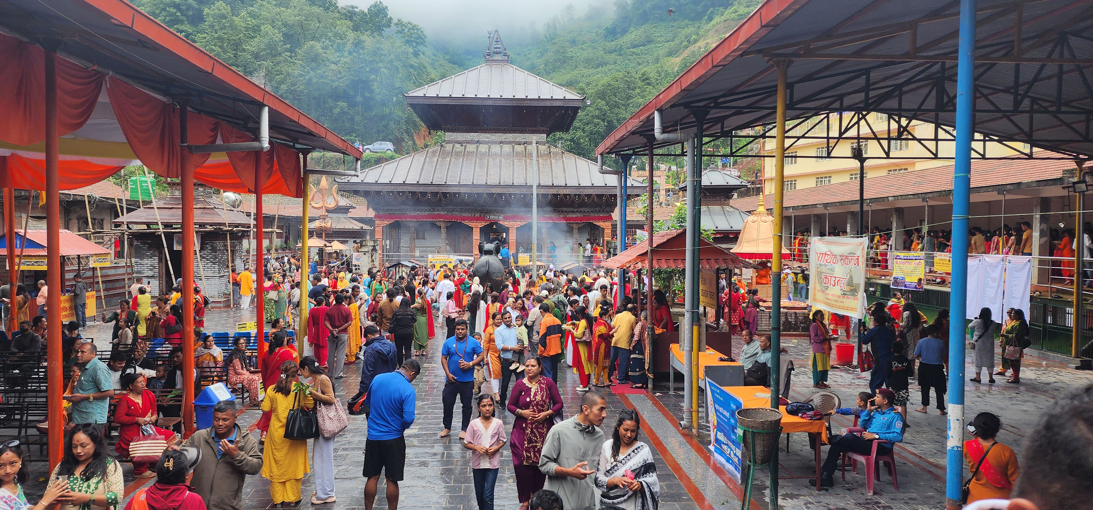 डोलेश्वर महादेव मन्दिरमा भक्तजनको घुइँचो